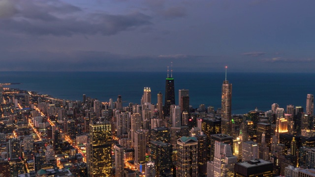 时间流逝鸟瞰白天到晚上的芝加哥天际线全景与蓝天在芝加哥，伊利诺斯州，美国视频素材