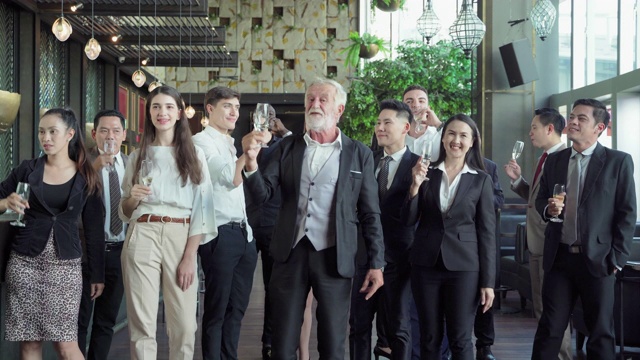 高管在派对上与公司所有员工一起喝香槟。视频素材