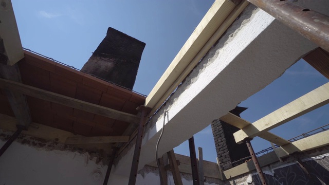 木条用阳光穿透和烧毁建筑，火灾事故房屋翻新视频下载