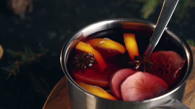 一种钢制炖锅，用来煮加了桔子、苹果和肉桂的热葡萄酒视频下载