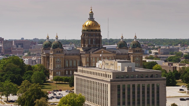 无人机飞过爱荷华州议会大厦视频下载