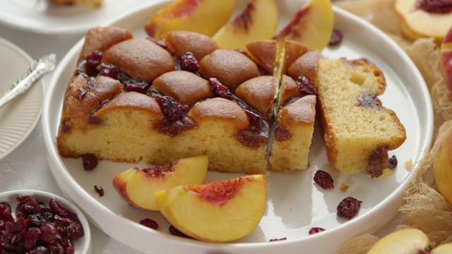 美味的自制桃子或油桃蛋糕，新鲜水果，橘子酱，蔓越莓在石头的背景视频下载