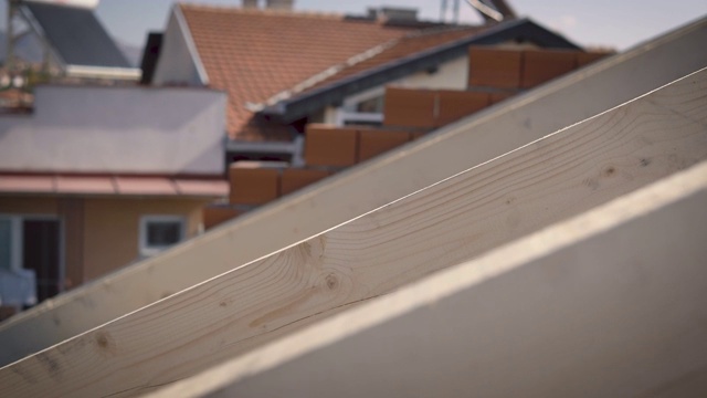 一种住宅的木制屋顶建筑视频下载