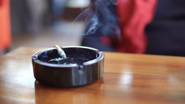 桌子上的烟灰缸上有香烟的烟雾视频素材