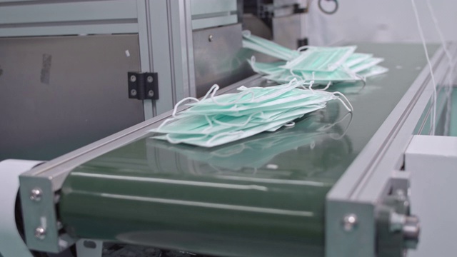 工厂自动化生产防护口罩生产线，慢动作视频素材