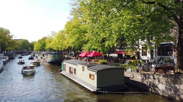 荷兰阿姆斯特丹运河上小船的镜头视频下载