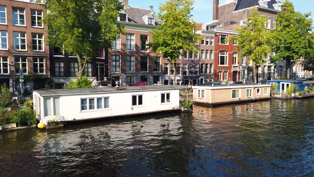 荷兰阿姆斯特丹一条平静运河的镜头视频下载