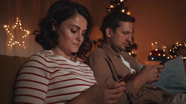夫妇在家里使用智能手机。视频素材