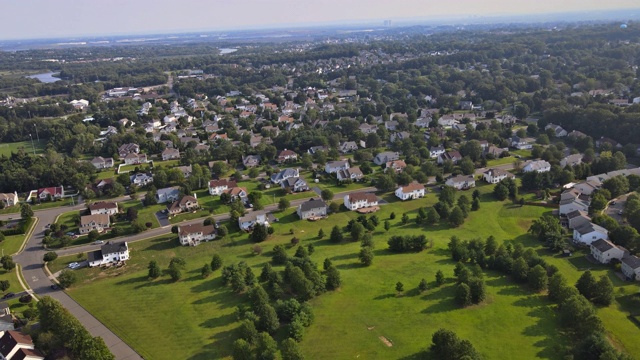 风景季节性景观从上面鸟瞰的小城镇在美国俄亥俄州的乡村视频素材