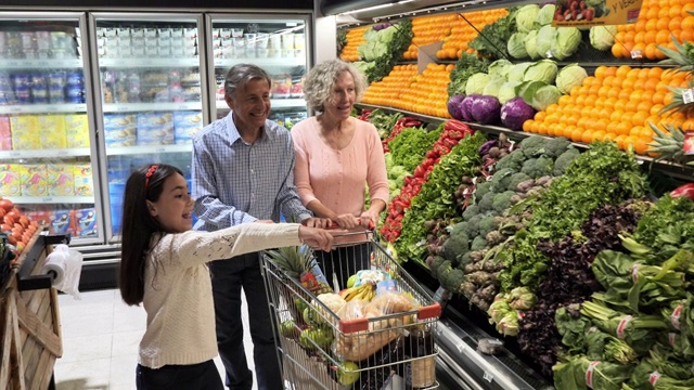 老年人购物——新冠肺炎大流行前祖父母带孙子逛超市视频素材