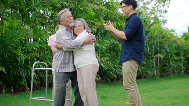 亚洲家庭快乐的支持老人在公园。视频素材