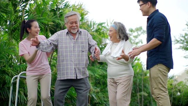 亚洲家庭快乐的支持老人在公园。视频素材