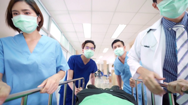 4K超高清患者视角:患者在医院轮床担架床上被医疗团队运送到医院走廊。视频素材