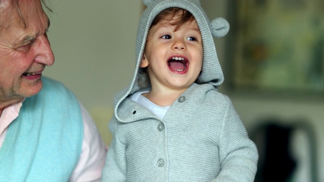 可爱的小男孩穿着小熊帽衫，快乐的孩子视频素材
