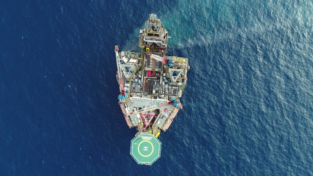 航拍近海石油平台近距离工作的白天时间视频素材