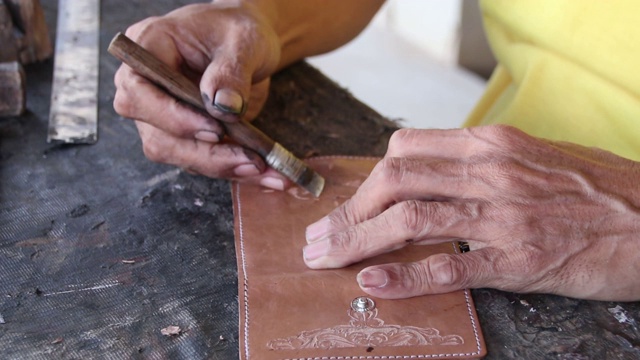 工匠在他的车库里手工雕刻皮革作装饰视频下载