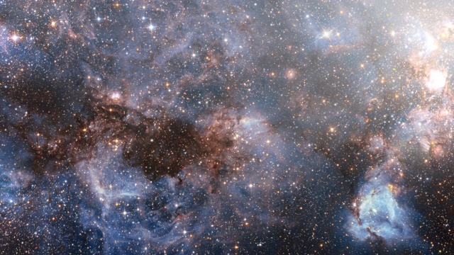 通过外太空探索发光的银河系。动画飞行通过发光的星云，云和星星。4K在深空穿越云和星场。视频素材