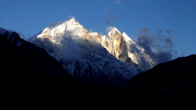 时间从日出到日落，云在喜马拉雅山脉的山峰上翻滚和流动。视频素材