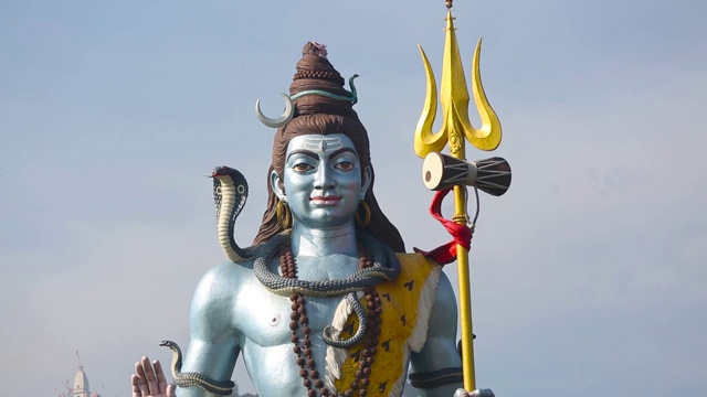 在印度北阿坎德邦靠近恒河高止的Haridwar，巨大的湿婆神雕像。视频下载