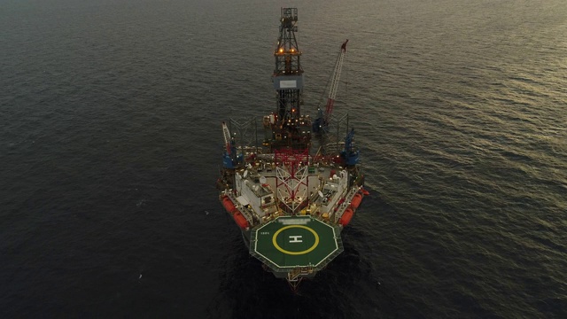 航拍近海石油平台近距离工作的白天时间视频素材