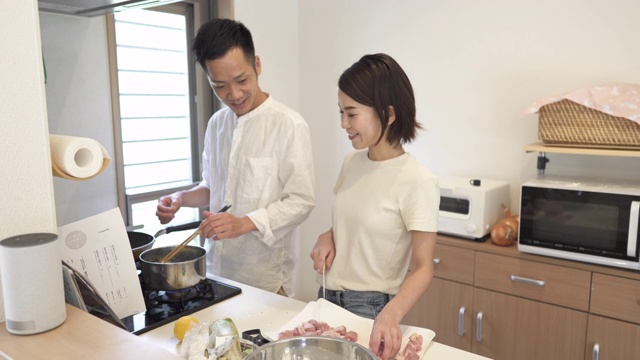 日本中年夫妇在厨房准备食物视频素材