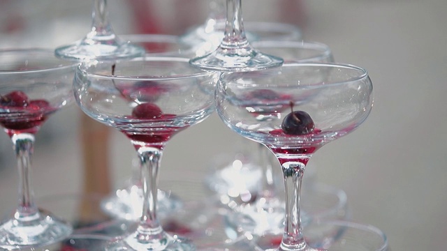 金字塔状的玻璃杯，每个玻璃杯里面都有一颗樱桃视频素材