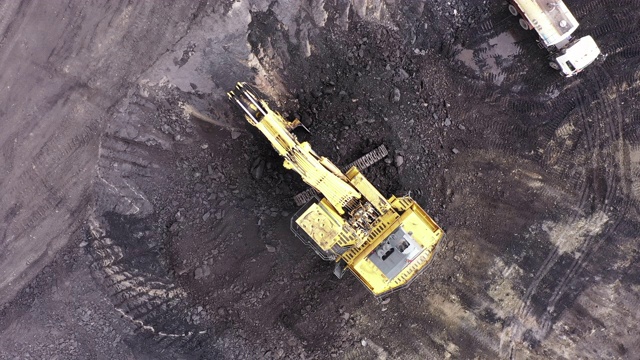 一台大型挖土机正在煤矿里工作。视频素材