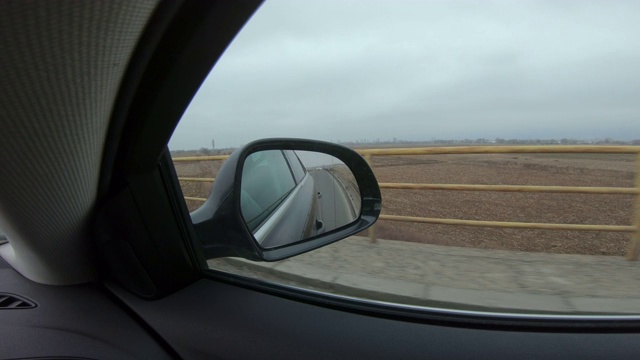 在高速公路上开车，后视镜是后视镜视频下载