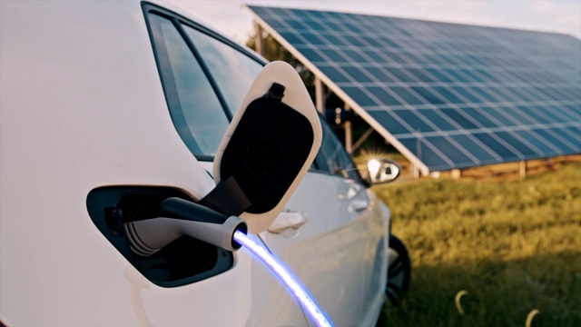 用太阳能电池板的蓝色能量为电动汽车充电视频素材