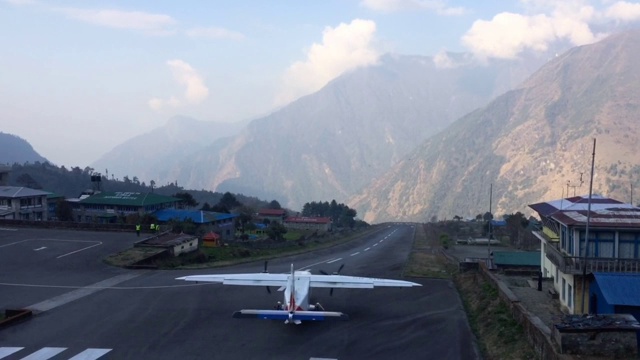 飞机在尼泊尔丹增希拉里机场起飞。视频素材