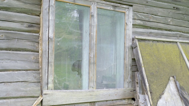 废弃房子窗户上的碎玻璃视频素材