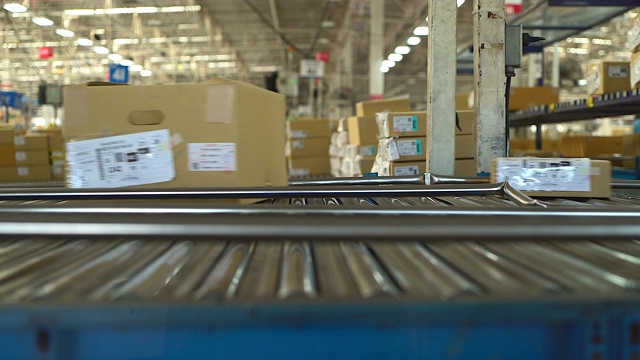 纸箱在行业中是通过传送带运输的，适用于涉及网上购物或自动化的工作，减少了人工劳动。被机器取代视频素材