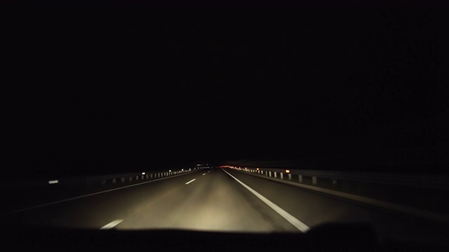 在空无一人的高速公路上行驶，两边亮着红灯视频素材