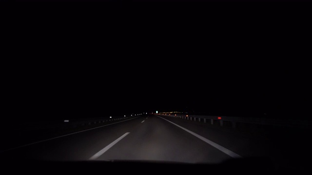夜间交通在道路上，POV驾驶汽车在黑暗的高速公路，旅行的观点视频素材