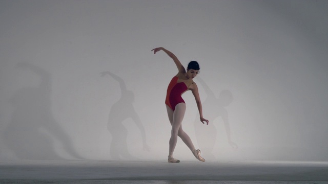 芭蕾舞女演员正在舞蹈工作室跳舞视频素材