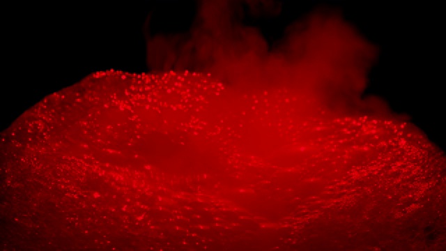 黑暗中的红色冒泡坩埚混合物视频下载