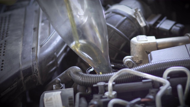 向汽车发动机注入新鲜、清洁的合成油，特写。视频下载