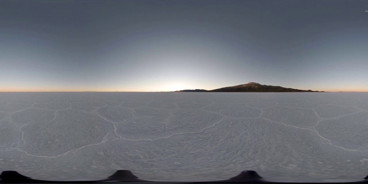 时间流逝的山日出在萨拉尔德乌尤尼，玻利维亚- 360度的观点视频素材