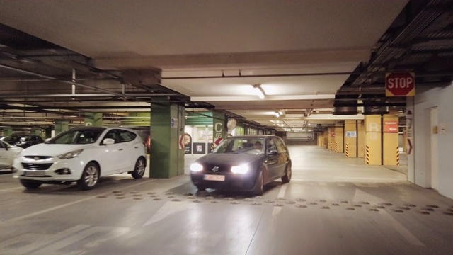 开车在地下车库停车场，汽车停车场内部，色调视频素材