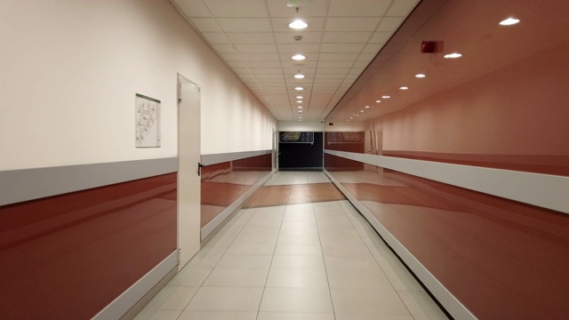 走在现代空旷的办公室，酒店走廊视频素材