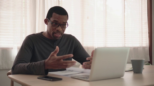 非裔美国人在家里用笔记本电脑开视频电话会议视频下载