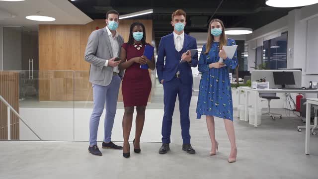 一群年轻商人戴着防护面具站在一起的肖像视频下载