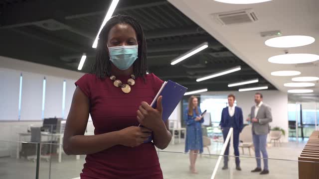 年轻的女商人戴着防护面具视频下载