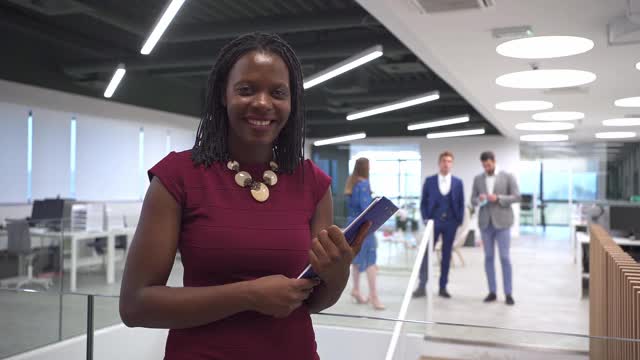 微笑的非洲裔美国女商人在现代办公室工作的肖像视频下载
