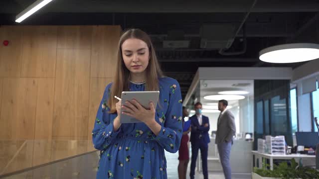 一段年轻自信的女商人在现代办公室工作的视频视频下载
