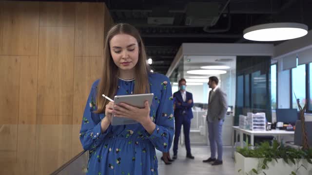 一段年轻自信的女商人在现代办公室工作的视频视频下载