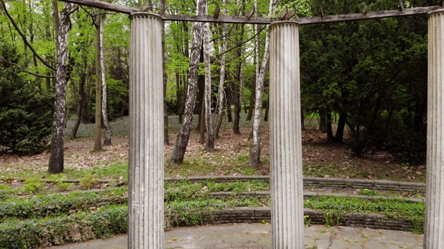 城市公园里的圆形柱子。视频下载
