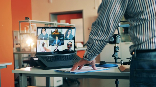 一名教师在在线课堂上向成年学生展示一架无人机。远程教育，在线大学课程，远程学习理念。视频素材