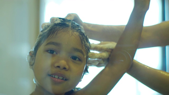 小女孩开心的洗澡视频素材