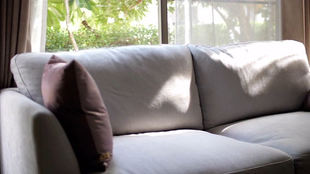 现代干净的客厅与阳光视频素材